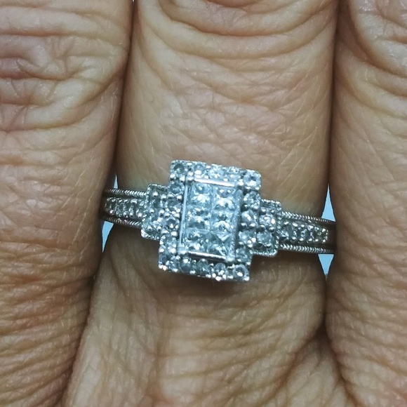 10k white gold and diamond ring - Picture 2 of 5